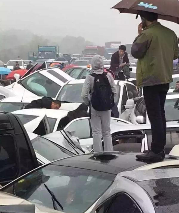 行車記錄儀視頻曝光！滬蓉高速25車連環(huán)相撞原因找到了